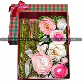 Коробка с цветами и конфетами  www.crystalmary.ru